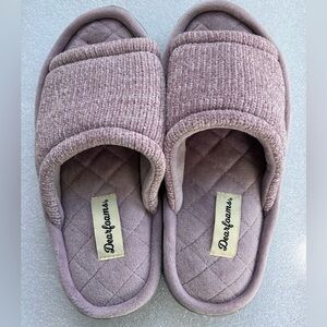 Dearfoams women’s slip on slippers size small 5-6. Mauve color